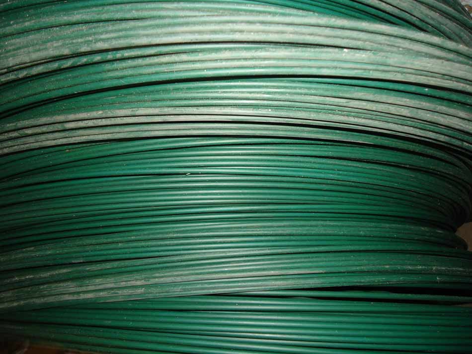 Plastificirana ravna žica za izradu pletene žice i postavljanje žičane ograde